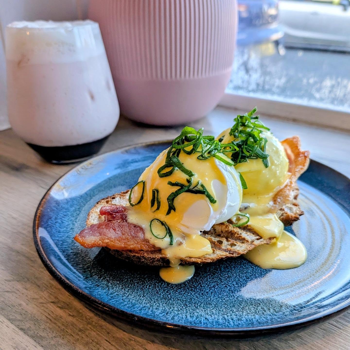 Poached eggs with hollandaise and bacon on toasted sourdough